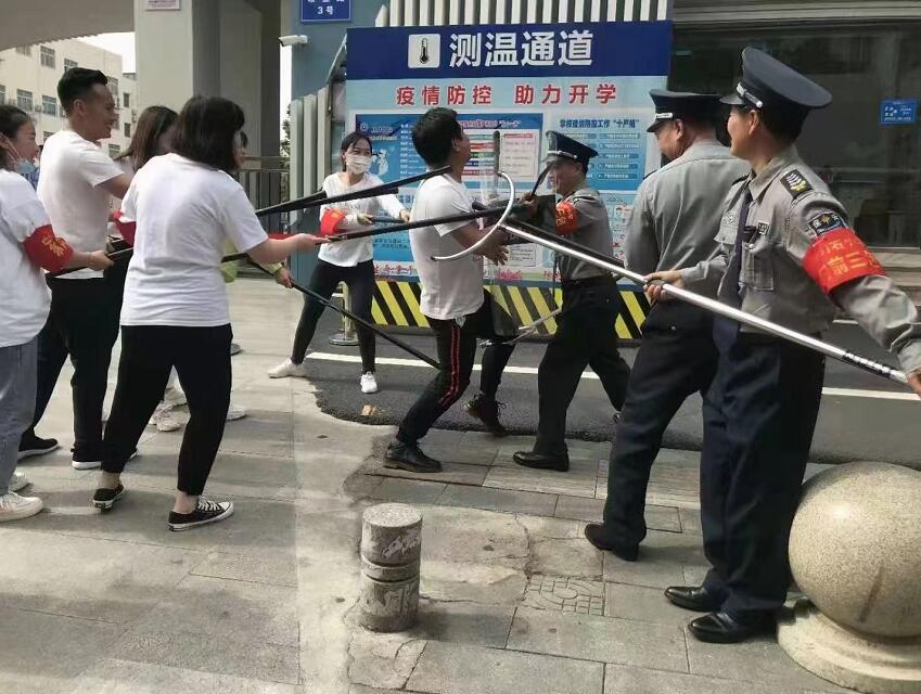 公安分局內(nèi)保大隊(duì)、獵鷹保安公司聯(lián)合開(kāi)展校園反恐防暴演練活動(dòng)