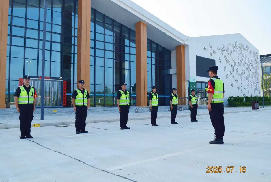 湖北獵鷹保安公司無畏“烤”驗(yàn)，開展交通指引手勢(shì)專題培訓(xùn)