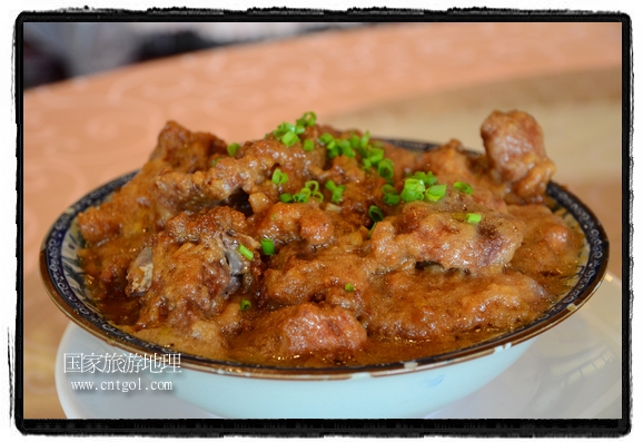 此次攝制組通過拍攝婺源代表名菜糊豆腐、粉蒸肉、荷包紅魚、賽鵝頸及地方小吃清明果、灰汁果、糯米子糕等來詮釋婺源美食經(jīng)典，展示婺源食文化，打造獨(dú)屬婺源的美食符號。