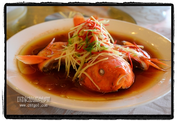 此次攝制組通過拍攝婺源代表名菜糊豆腐、粉蒸肉、荷包紅魚、賽鵝頸及地方小吃清明果、灰汁果、糯米子糕等來詮釋婺源美食經(jīng)典，展示婺源食文化，打造獨(dú)屬婺源的美食符號。