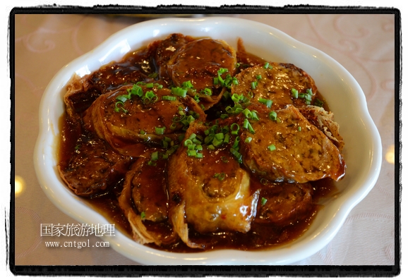 此次攝制組通過拍攝婺源代表名菜糊豆腐、粉蒸肉、荷包紅魚、賽鵝頸及地方小吃清明果、灰汁果、糯米子糕等來詮釋婺源美食經(jīng)典，展示婺源食文化，打造獨(dú)屬婺源的美食符號。