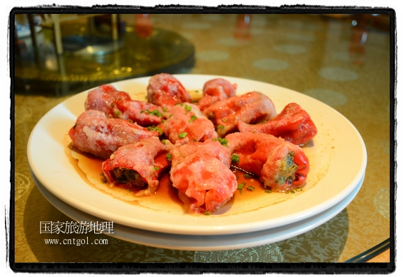 此次攝制組通過拍攝婺源代表名菜糊豆腐、粉蒸肉、荷包紅魚、賽鵝頸及地方小吃清明果、灰汁果、糯米子糕等來詮釋婺源美食經(jīng)典，展示婺源食文化，打造獨(dú)屬婺源的美食符號。