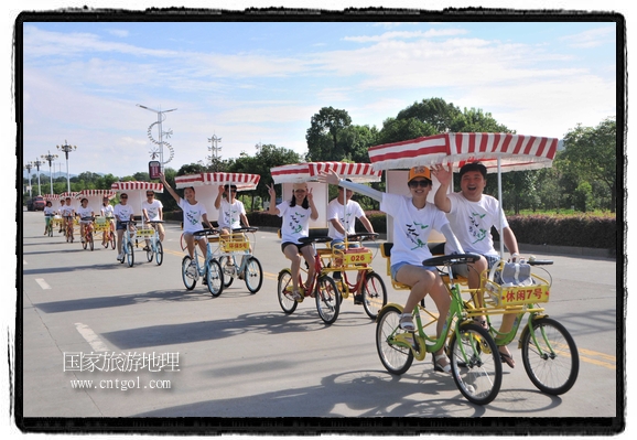 江西婺源:情侶騎行旅行過“七夕”