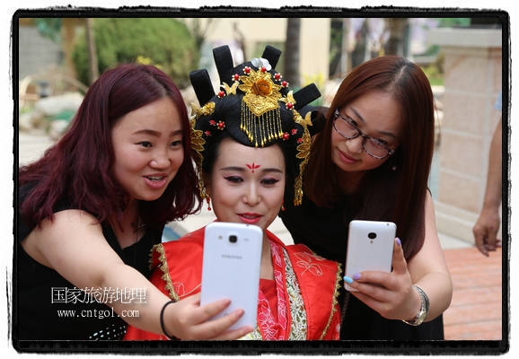 6月19日，端午節(jié)的前一天，甘肅平?jīng)鍪嗅轻紖^(qū)南山公園澳廈麗灣小區(qū)“邀請(qǐng)”唐朝被譽(yù)為四大美女之一的“楊貴妃”前來與市民見面，共度“端午佳節(jié)”。期間，“貴妃娘娘”由一名解說人員做向?qū)?，與小區(qū)居民一同游玩、賞景、互敬酒水、合影留念，并現(xiàn)場贈(zèng)送大人小孩粽子、香包和糖果。