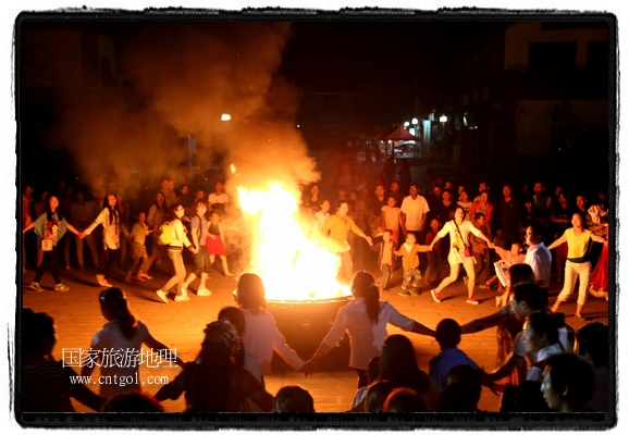 甘肅平?jīng)鍪嗅轻脊沛?zhèn)舉辦了篝火晚會(huì)，1000余名市民參與其中，大家載歌載舞，在歡快熱鬧的氣氛中為每一位父親送祝福。父親節(jié)（Father's Day），顧名思義是感恩父親的節(jié)日。約始于二十世紀(jì)初，起源于美國，現(xiàn)已廣泛流傳于世界各地，節(jié)日日期因地域而存在差異。