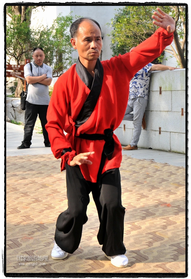 6月20日，小朋友們和中國武術(shù)愛好者們在江西省婺源縣熹園景區(qū)表演中國傳統(tǒng)的中國武術(shù)功夫，吸引許多游人前來駐足觀看。當(dāng)日是中國傳統(tǒng)的端午節(jié)，江西省婺源縣的中國武術(shù)愛好者們通過表演中國武術(shù)功夫，打太極，表演了少林棍、硬氣功、自選拳等少林寺功夫，讓孩子們從小學(xué)習(xí)中國武術(shù)，傳承中國武德，感受先人過端午的氛圍。