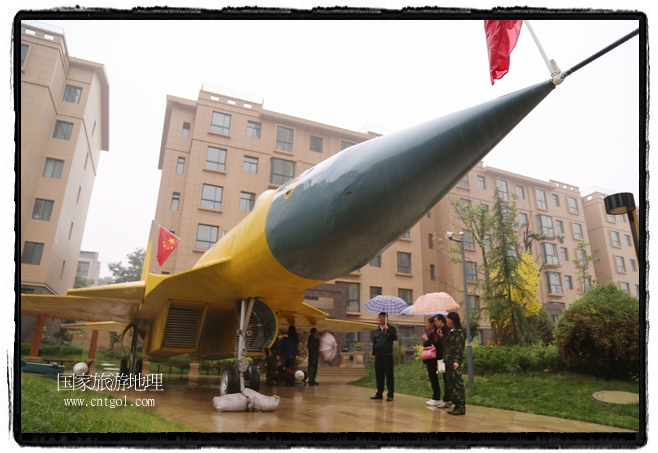 小區(qū)突然出現(xiàn)“飛機(jī)坦克”，其中殲15艦載戰(zhàn)斗機(jī)一架、99式主戰(zhàn)坦克一輛、武直-10武裝直升機(jī)一架，吸引了眾多市民雨中圍觀、合影。