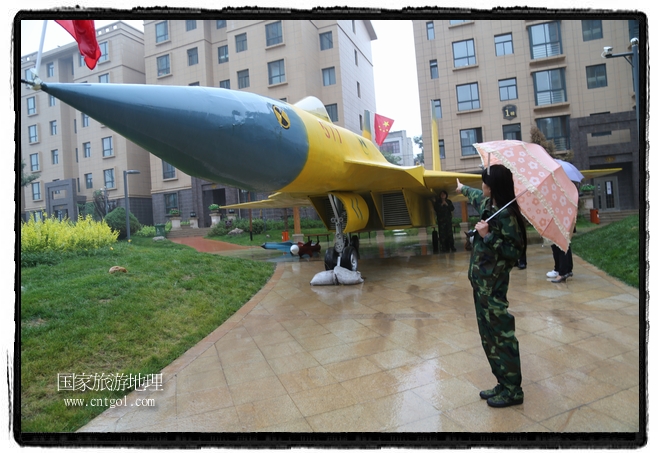 小區(qū)突然出現(xiàn)“飛機(jī)坦克”，其中殲15艦載戰(zhàn)斗機(jī)一架、99式主戰(zhàn)坦克一輛、武直-10武裝直升機(jī)一架，吸引了眾多市民雨中圍觀、合影。