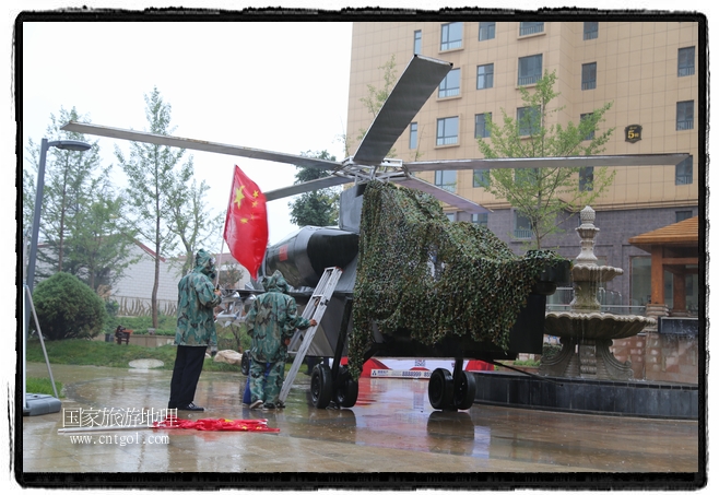 小區(qū)突然出現(xiàn)“飛機(jī)坦克”，其中殲15艦載戰(zhàn)斗機(jī)一架、99式主戰(zhàn)坦克一輛、武直-10武裝直升機(jī)一架，吸引了眾多市民雨中圍觀、合影。