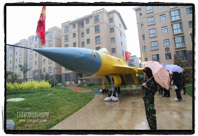 小區(qū)突然出現(xiàn)“飛機(jī)坦克”，其中殲15艦載戰(zhàn)斗機(jī)一架、99式主戰(zhàn)坦克一輛、武直-10武裝直升機(jī)一架，吸引了眾多市民雨中圍觀、合影。