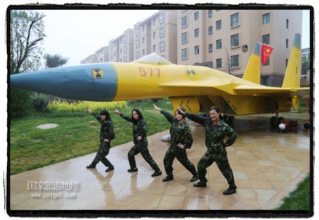 小區(qū)突然出現(xiàn)“飛機(jī)坦克”，其中殲15艦載戰(zhàn)斗機(jī)一架、99式主戰(zhàn)坦克一輛、武直-10武裝直升機(jī)一架，吸引了眾多市民雨中圍觀、合影。