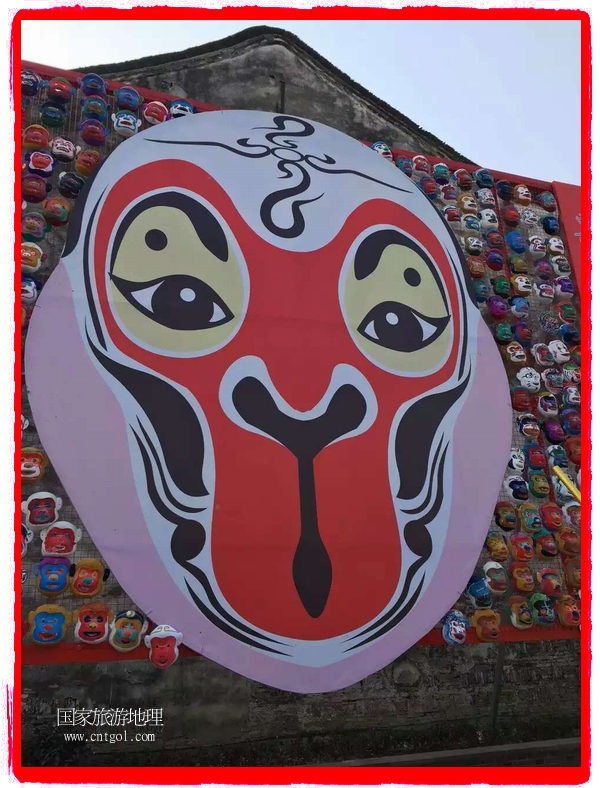 中國規(guī)模最大的猴面具彩繪在南潯古鎮(zhèn)展示。猴子真是今年最紅的動物。 