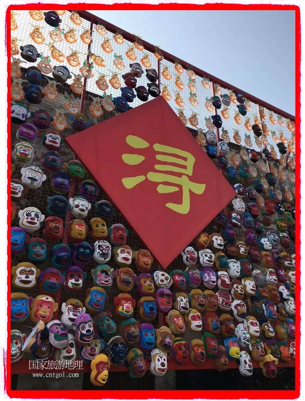 中國規(guī)模最大的猴面具彩繪在南潯古鎮(zhèn)展示。猴子真是今年最紅的動物。 