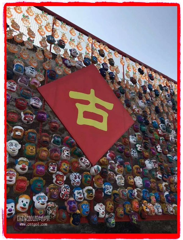 中國規(guī)模最大的猴面具彩繪在南潯古鎮(zhèn)展示。猴子真是今年最紅的動物。 