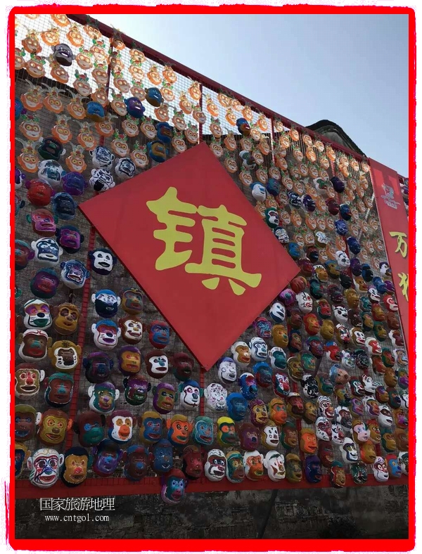 中國規(guī)模最大的猴面具彩繪在南潯古鎮(zhèn)展示。猴子真是今年最紅的動物。 