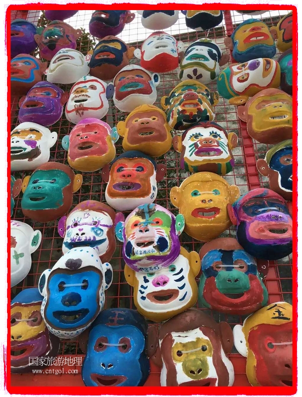 中國規(guī)模最大的猴面具彩繪在南潯古鎮(zhèn)展示。猴子真是今年最紅的動物。 