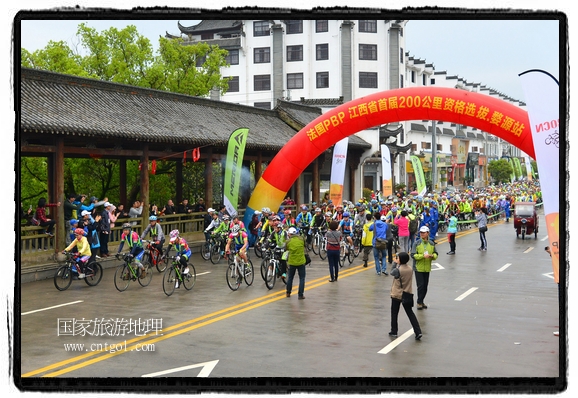 來自江西、安徽、浙江、福建等省市近千名選手參加了比賽，婺源賽道沿途的秀美風(fēng)光和徽派古村落，給參賽選手留下美好的印象。