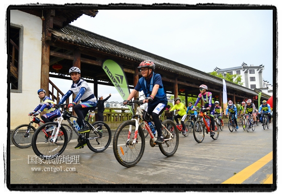 來自江西、安徽、浙江、福建等省市近千名選手參加了比賽，婺源賽道沿途的秀美風(fēng)光和徽派古村落，給參賽選手留下美好的印象。