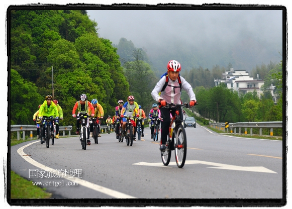 來自江西、安徽、浙江、福建等省市近千名選手參加了比賽，婺源賽道沿途的秀美風(fēng)光和徽派古村落，給參賽選手留下美好的印象。