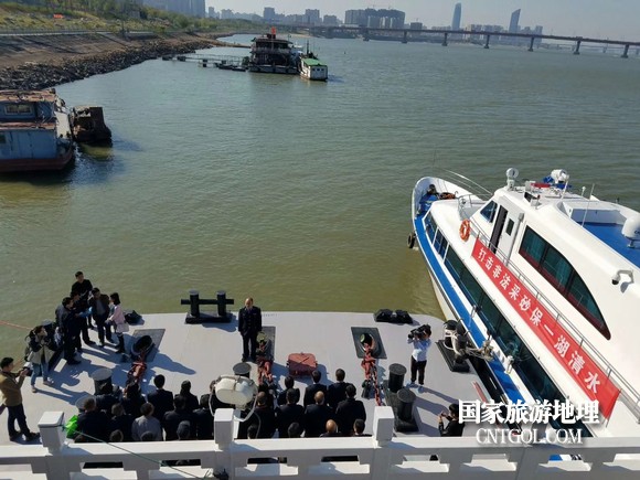 江西開展呵護一湖清水，嚴(yán)厲打擊非法采砂行動（圖）