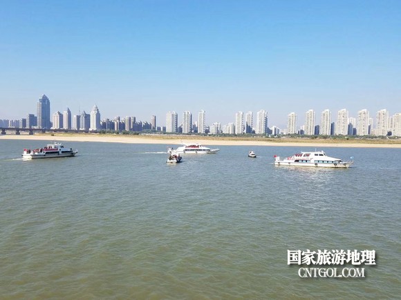 江西開展呵護一湖清水，嚴(yán)厲打擊非法采砂行動（圖）